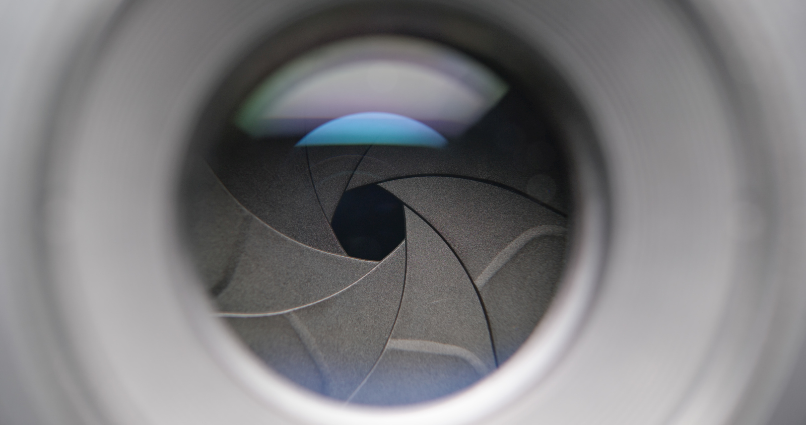 Adjusting aperture on camera lens